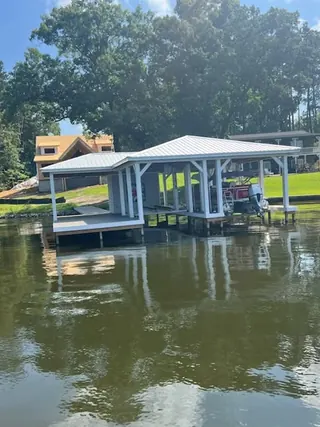 Twin Lakes boathouse, Delbridge